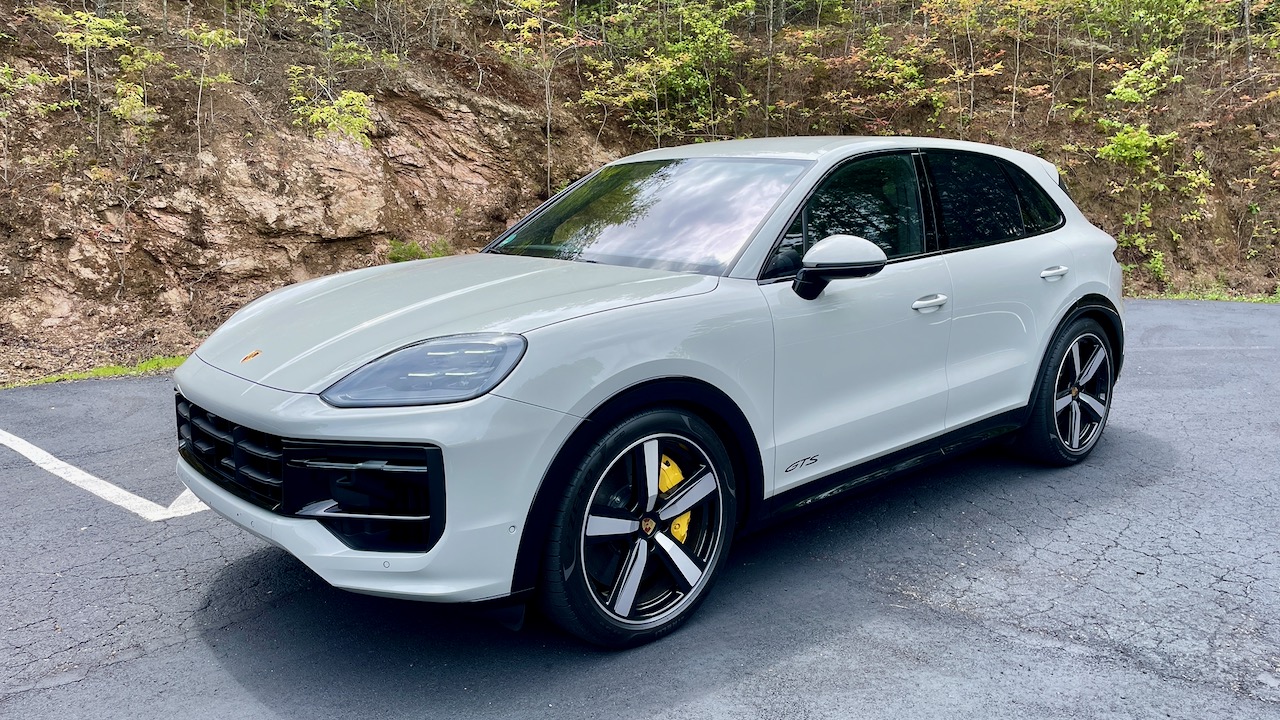 2025 Porsche Cayenne GTS splits the V-8 difference