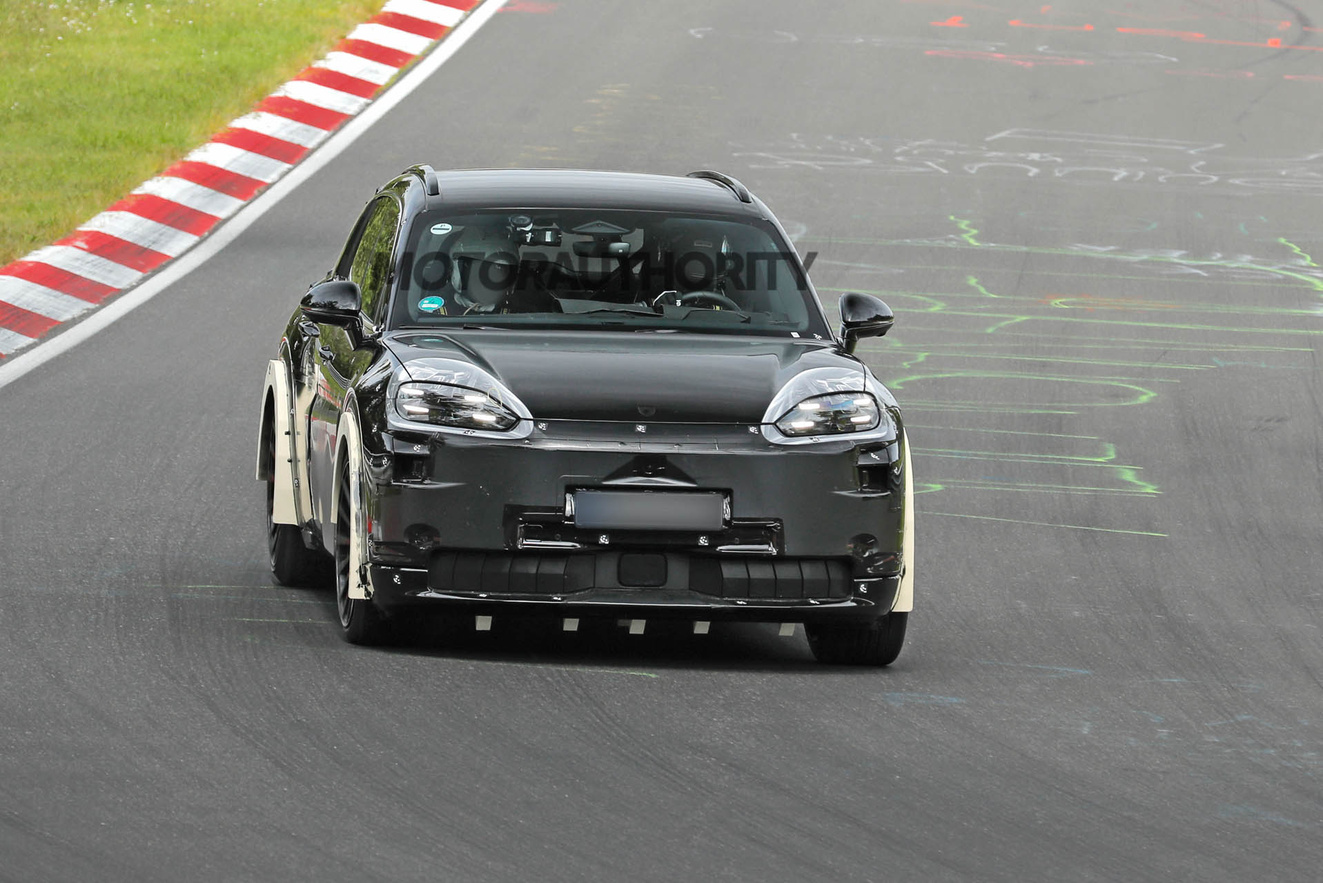 Gas and hybrid Porsche Cayennes to live on beyond 2030 Gas and hybrid Porsche Cayennes to live on beyond 2030