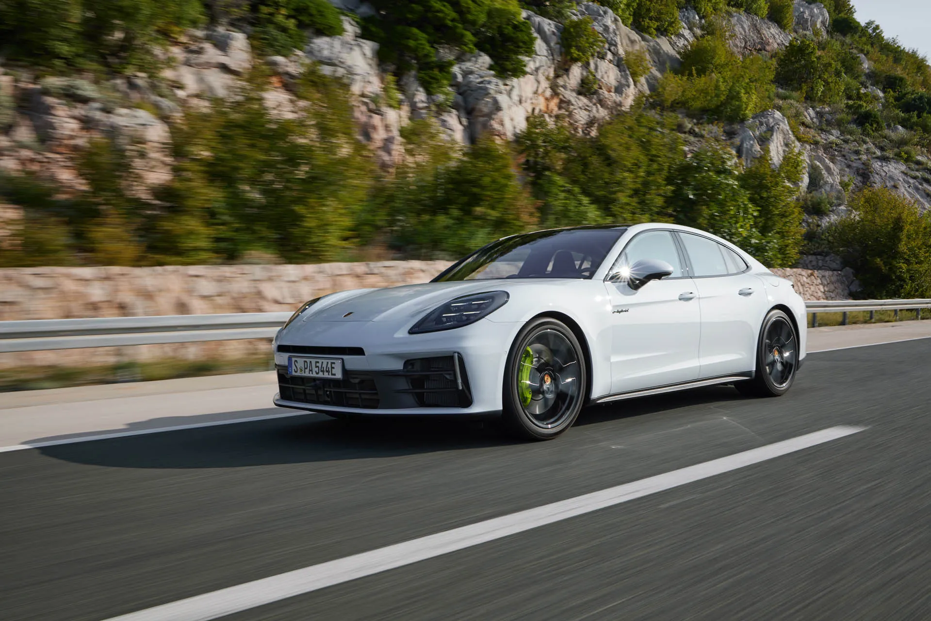 Photo of 2025 Porsche Panamera plug-in hybrids combine in additional EV miles