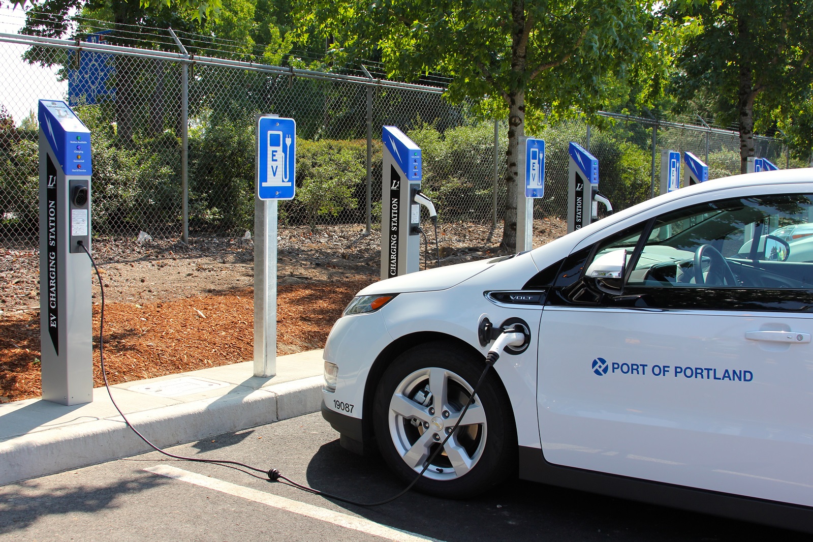 Navigating Electric Vehicle Charging at Airports: Solutions for Long-Term Parking Challenges