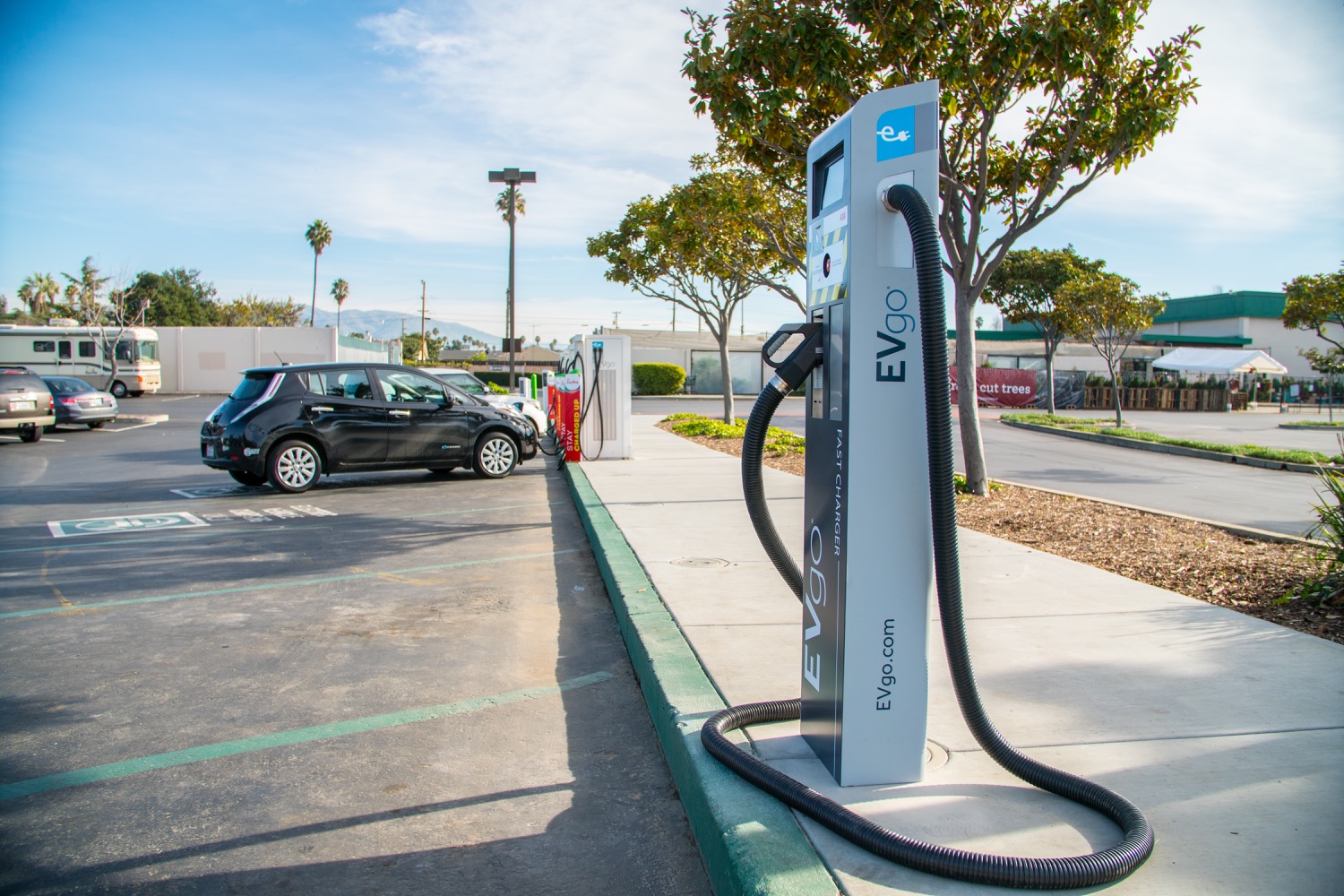 Faster electriccar fast charging test site in Fremont, VW plans 300
