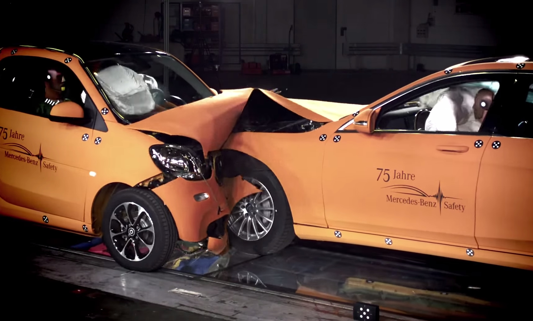 2016 Smart Fortwo Faces Mercedes S Class In Crash Test Video - roblox car crushers 30 mph frontal crash test