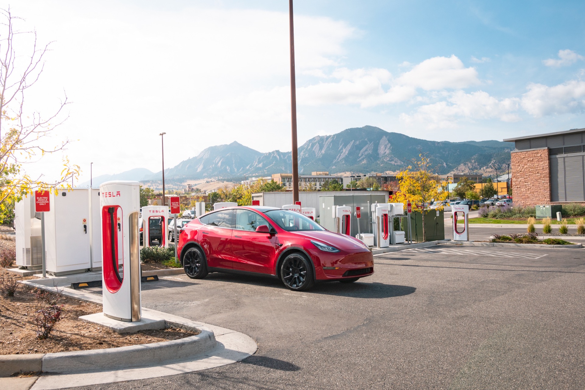 EVs set to make use of Tesla NACS, lamppost charging, EV battery sustainability: Right this moment’s Automobile Information