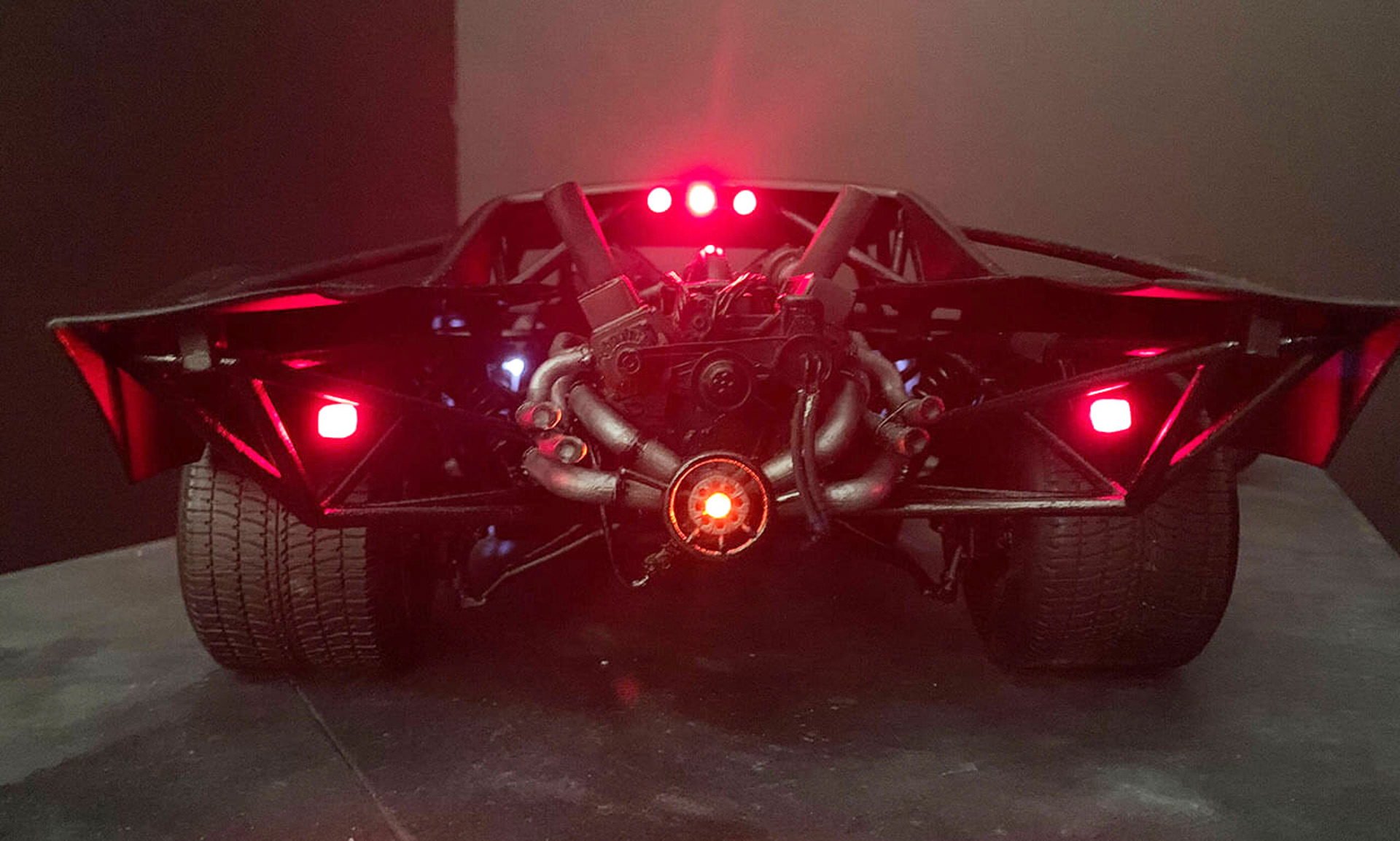 Batman (2022) The-batman-batmobile--photo-credit-thebatrobert-twitter_100748518_h
