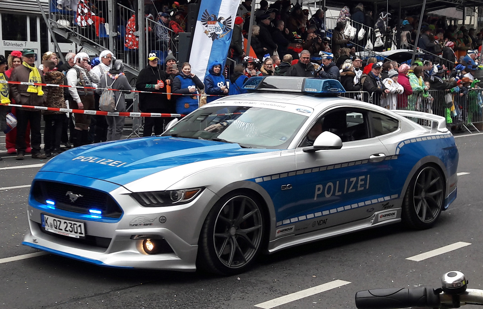 Ford Mustang police car leads 2017 Cologne Carnival parade