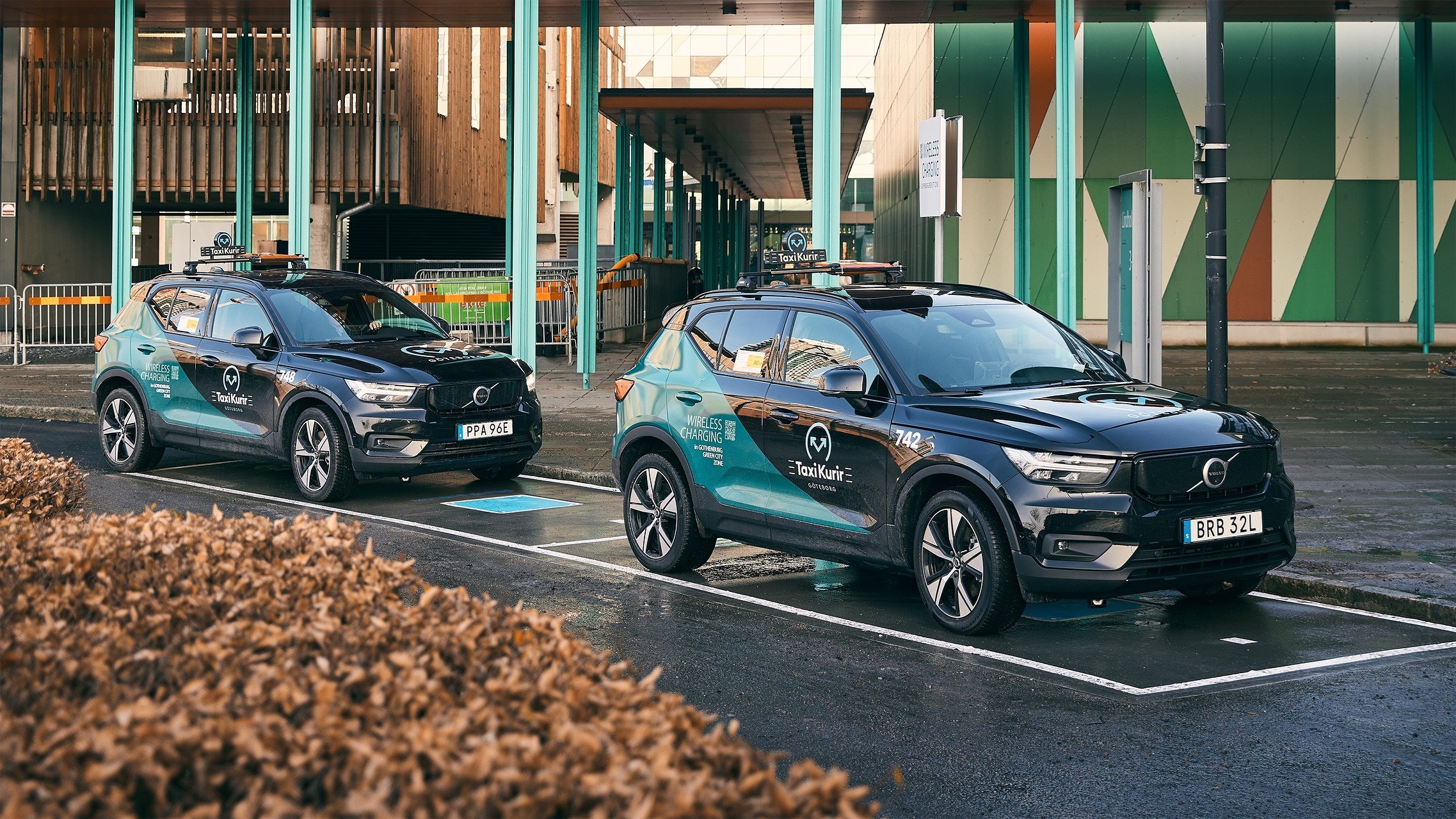 Volvo plans to test wireless fast-charging with XC40 Recharge taxis