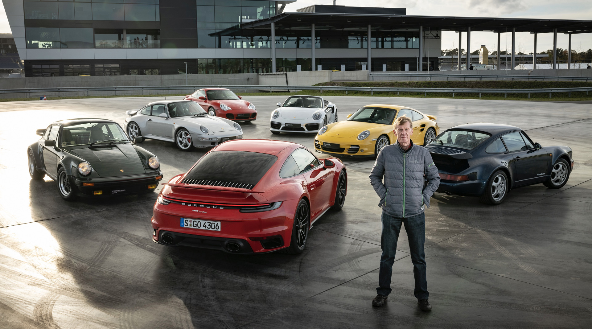 Forpustet Demokratisk parti mave Watch all 7 generations of the Porsche 911 Turbo in a drag race
