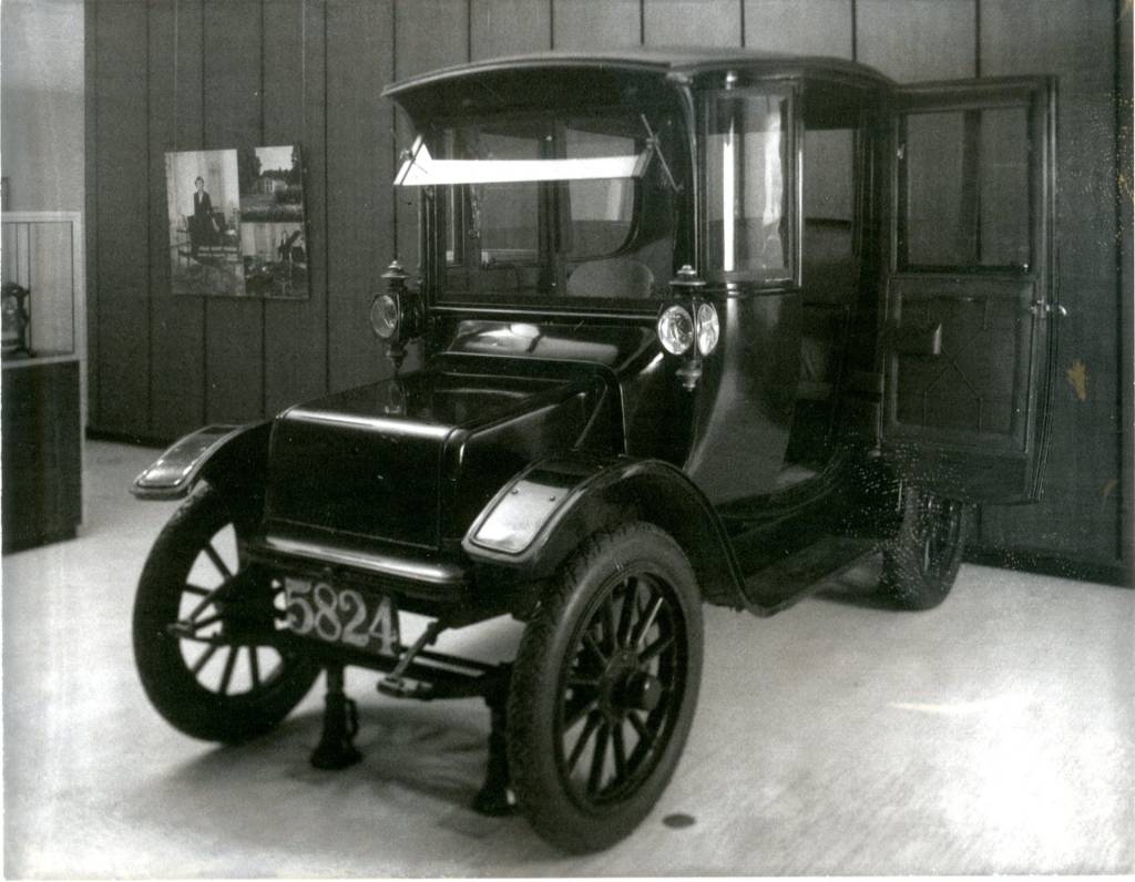 1914 Rauch-Lang electric car