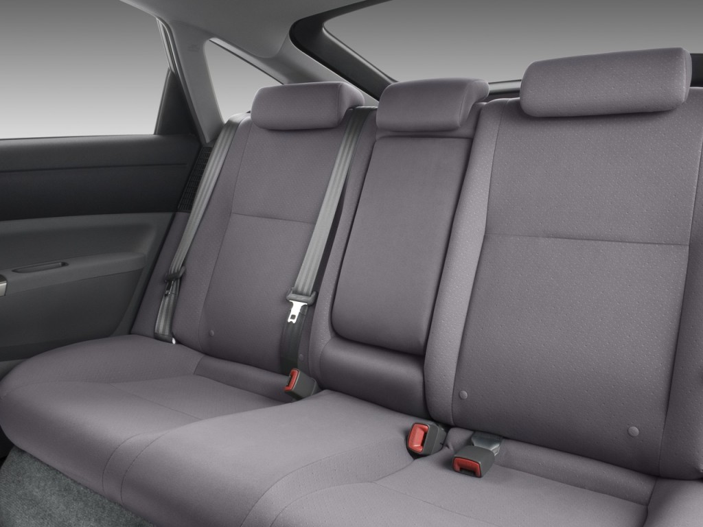 Rear seats перевод. Toyota Prius 20 салон сзади. Тойота Приус 2021 салон сзади. Toyota Prius 2021 салон сзади. Приус 30 салон задний салон.