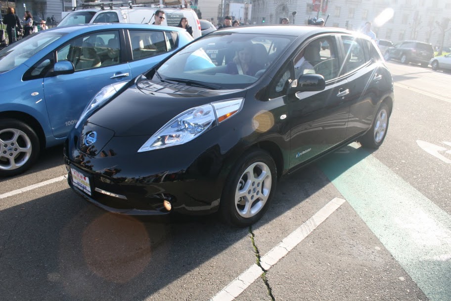 First 2011 Nissan Leaf delivered to buyer, San Francisco, Dec 2010, photo by Eugene Lee