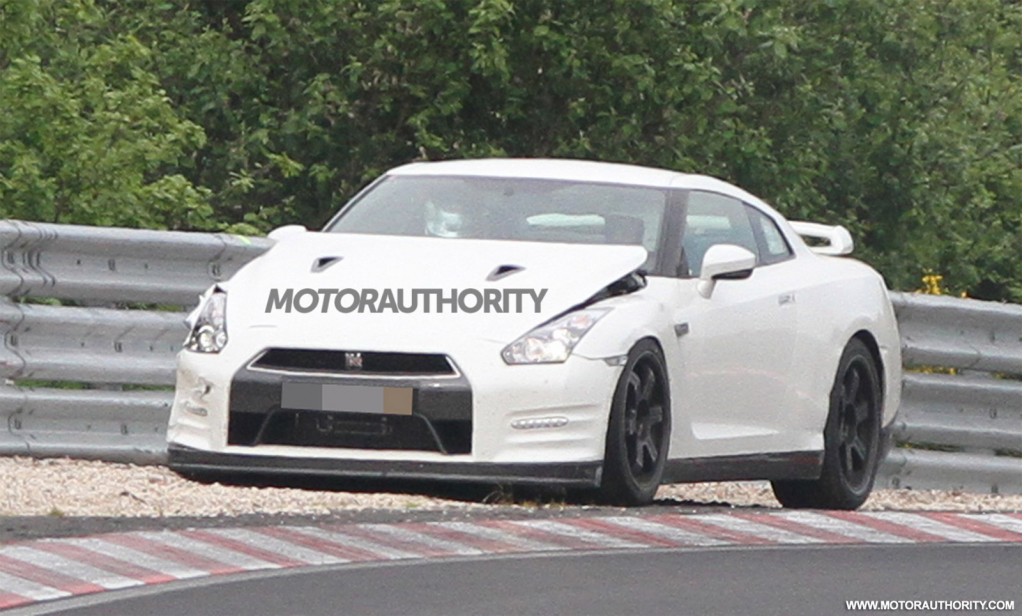 2013 Nissan GT-R Hits The Powder [VIDEO]