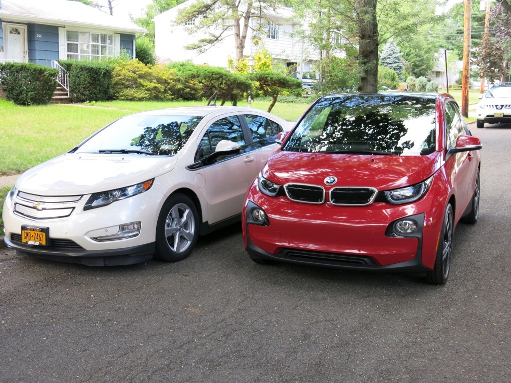 2014 BMW i3 REx vs Chevrolet Volt сравнение [фото: Дэвид Ноланд, том Молоуни]