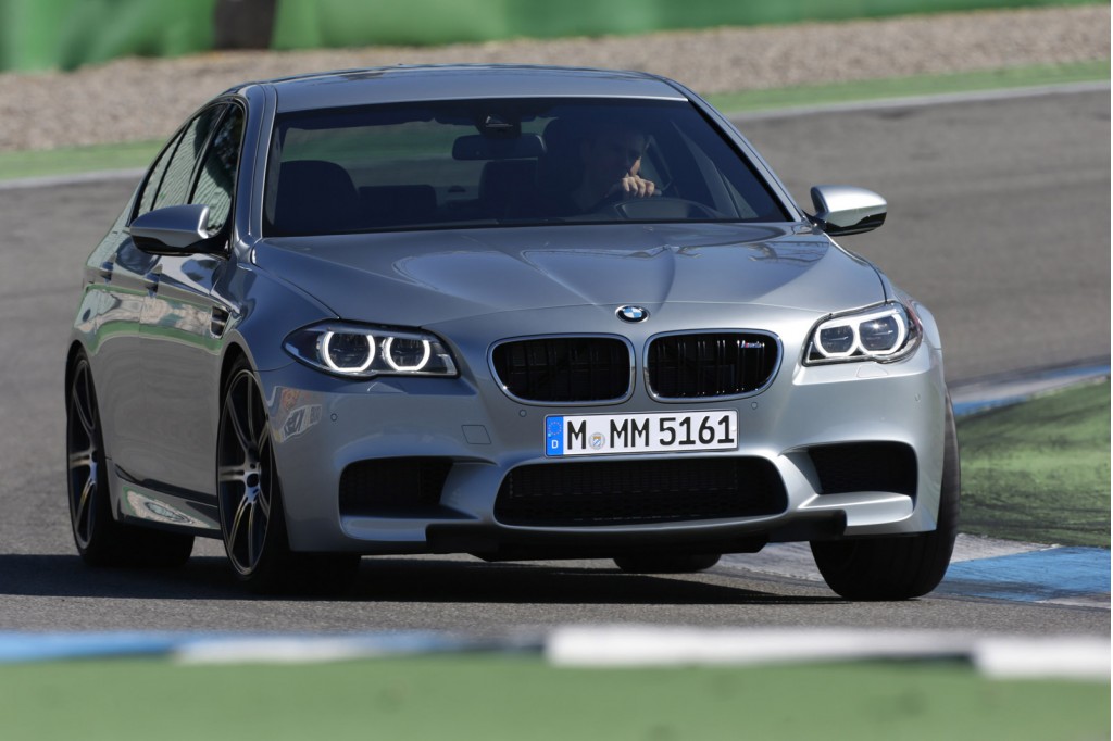 BMW M5 (2005) - pictures, information & specs