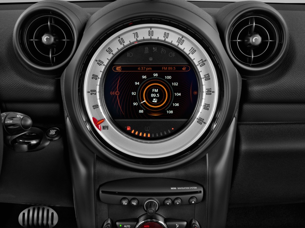 Мини включись. Mini Cooper Countryman навигация. Mini Cooper Countryman s aux. Mini Cooper JCW start stop. Индикатор в мини Купер Кантримен.