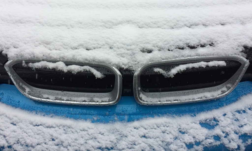 2017 электромобиль BMW i3 во время зимней снежной бури [фото: владелец Крис Нефф]