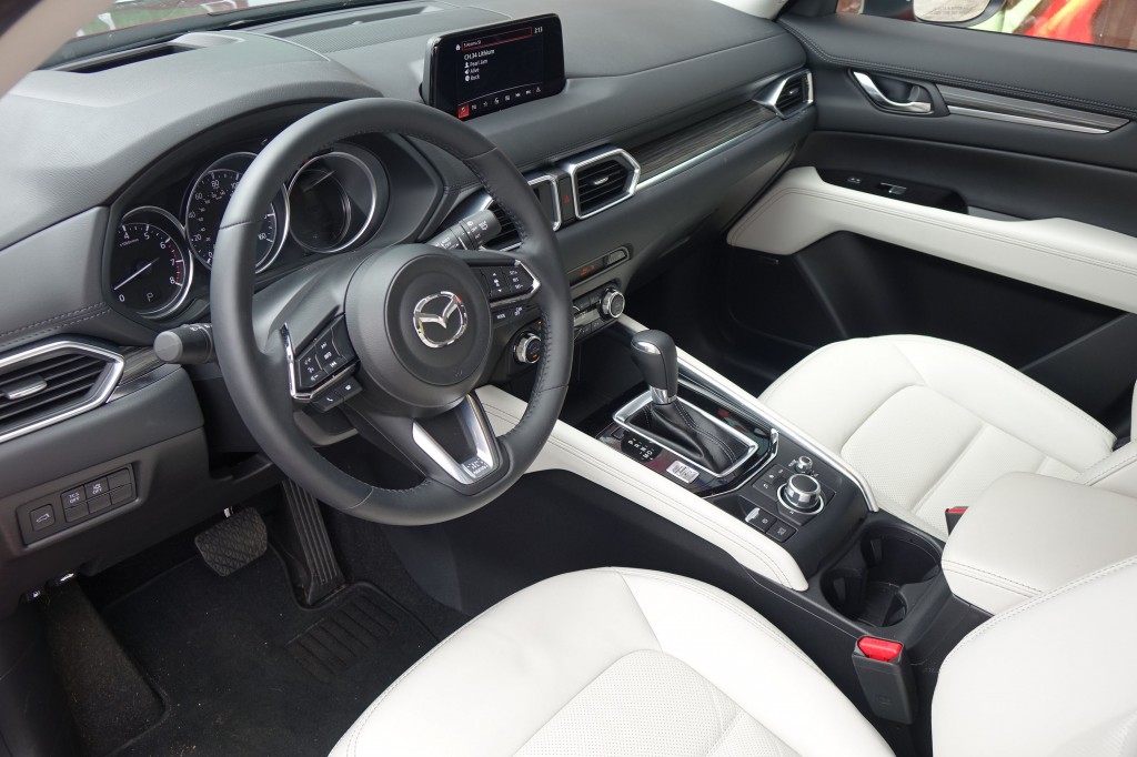 Комплектация спорт. Mazda CX-5 Grand Touring inside.