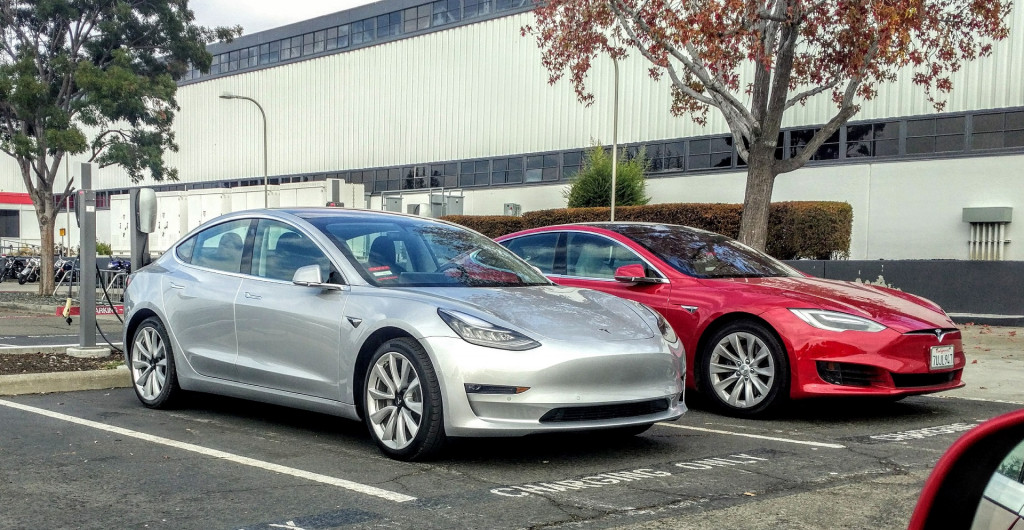 2017 Tesla Model 3 y Model S en el estacionamiento de la planta de ensamblaje de Tesla, Fremont, CA, noviembre de 2017