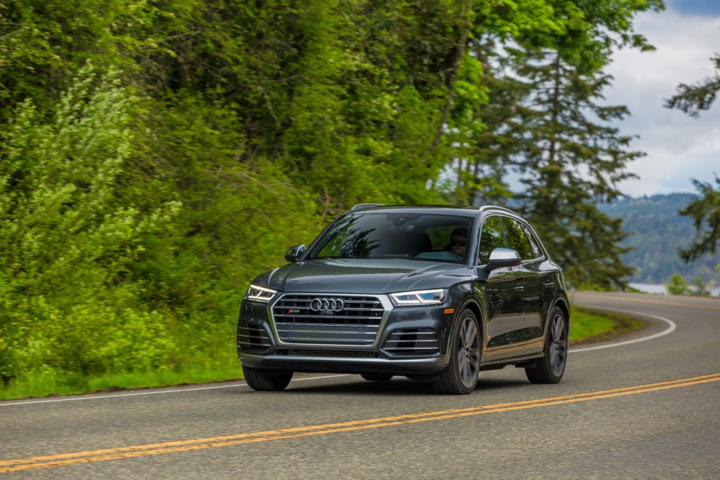 2018-audi-sq5_100607057_l.jpg