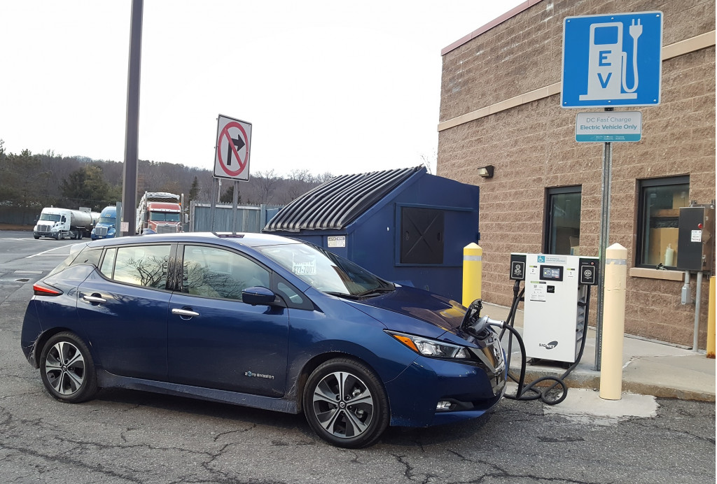 2018 Nissan Leaf with Greenlots fast charger by Dumpster at I-87 Modena travel plaza, Feb 2018
