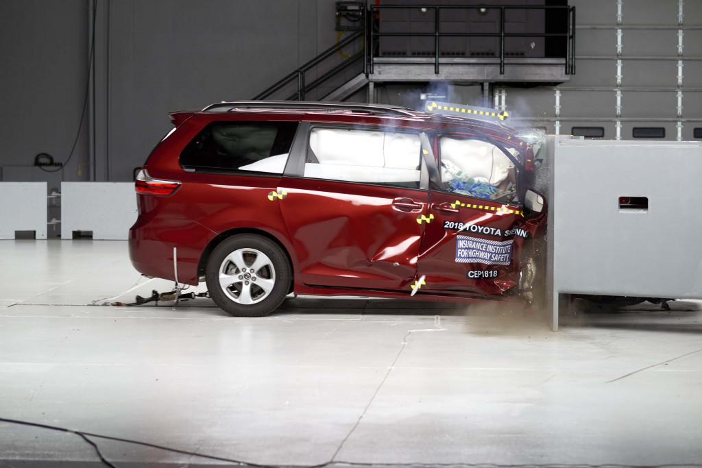 2018 Toyota Sienna in IIHS crash test
