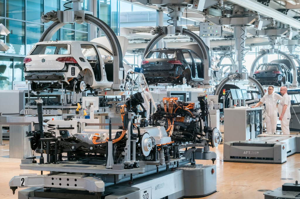 Mobil listrik Volkswagen e-Golf 2018 di jalur perakitan di 