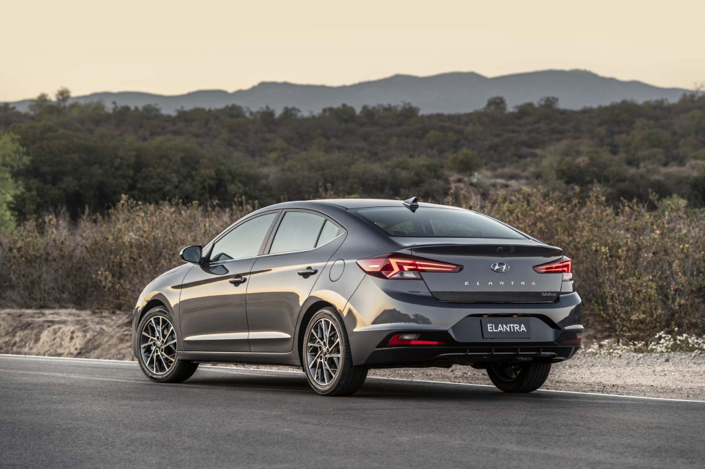 2020 Hyundai Elantra mpg, 2019 VW Jetta GLI driven, Obama and the Chevy Volt: What's New @ The Car Connection lead image