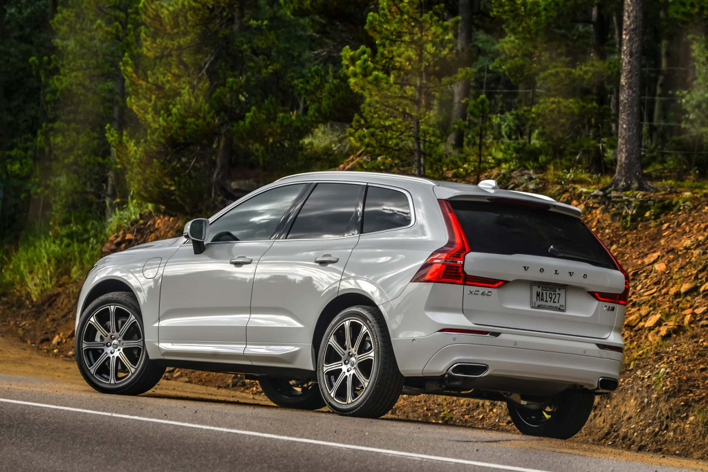 Volvo XC60 crossover SUV recalled over faulty tailgate arms lead image