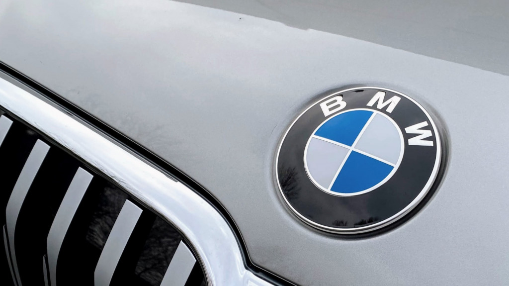 2020 BMW 745e xDrive  -  drive review