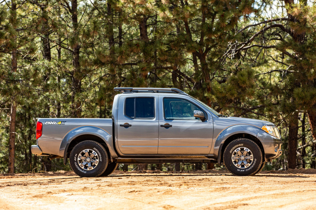 2020 Nissan Frontier mid-size pickup starts at $27,885 for new V-6, but old body lead image