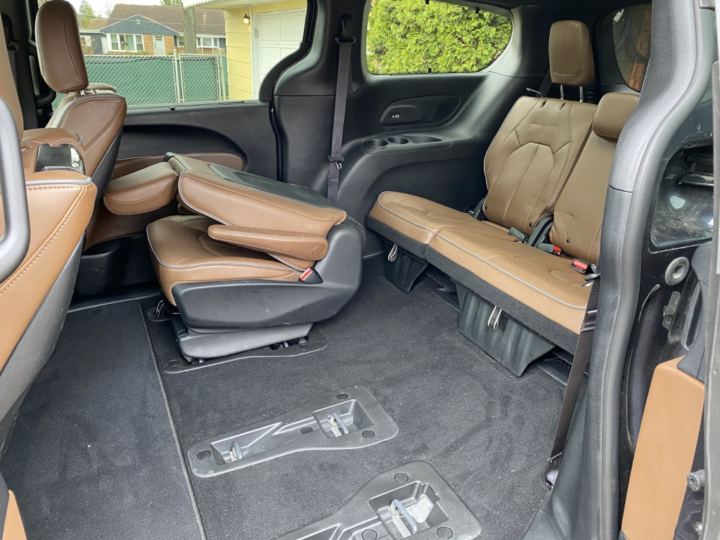 Review update: 2021 Chrysler Pacifica Hybrid hits the family vehicle ...
