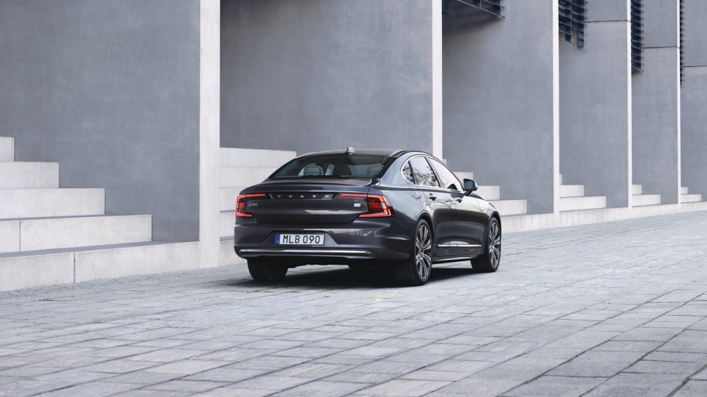 2021 Volvo S90 (concealed exhaust tips)