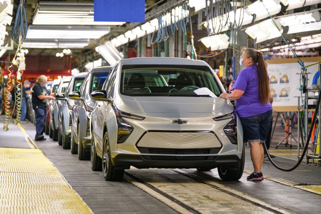 2022 börjar produktionen av Chevrolet Bolt EUV och EV