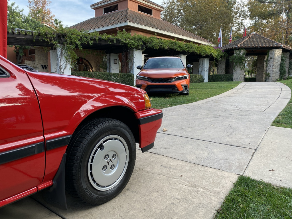 1986 Honda Civic Si, kırmızı ve 2022 Honda Civic Si