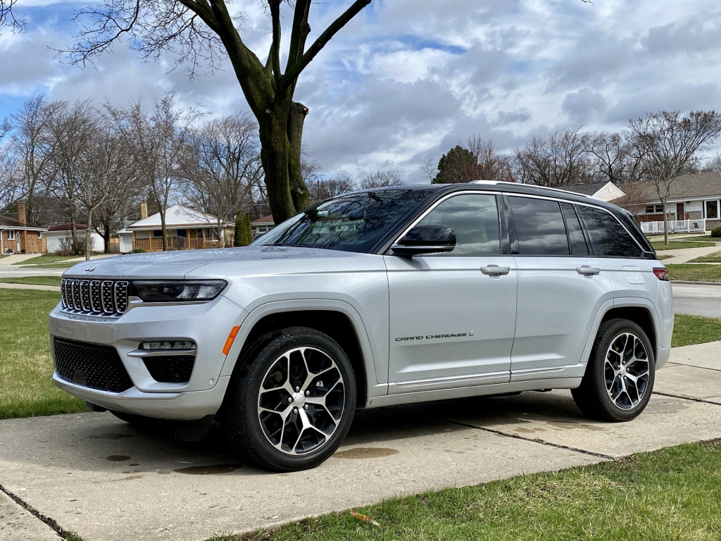 Test drive 2022 Jeep Grand Cherokee Summit Reserve climbs to luxurious