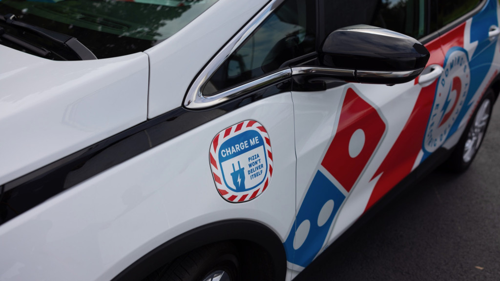 Mobil pengiriman pizza Chevrolet Bolt EV Domino 2023