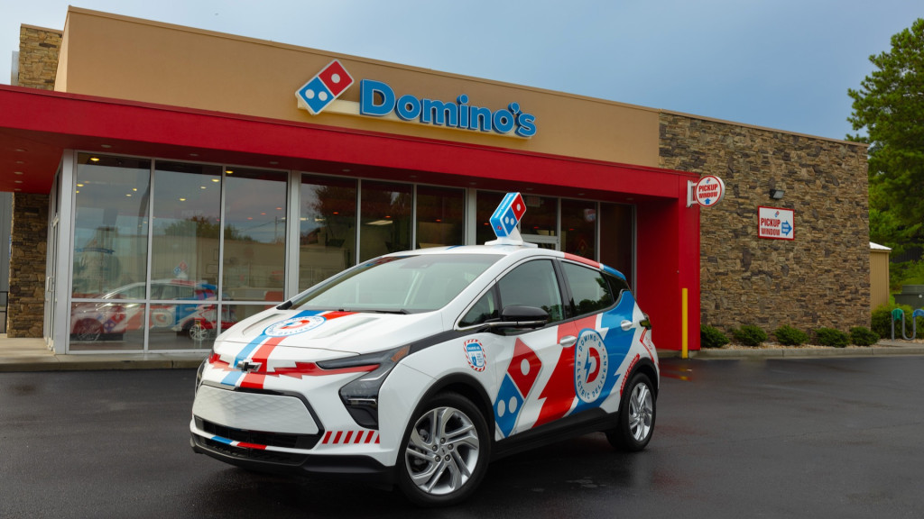 Mobil pengiriman pizza Chevrolet Bolt EV Domino 2023