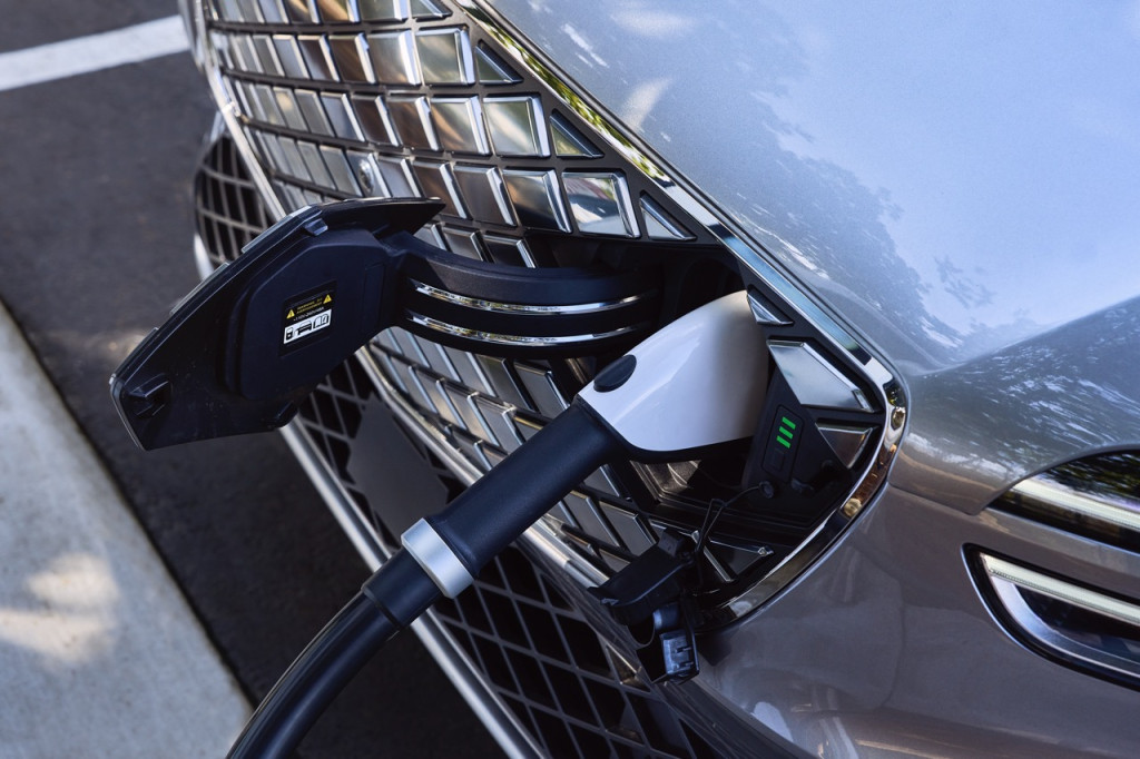 2023 Genesis Electrified GV70 test drive review
