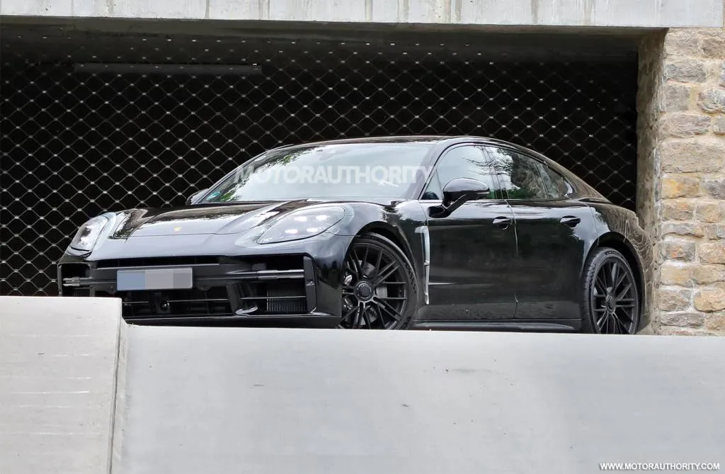 2024 Porsche Panamera spy shots - Photo credit: Baldauf