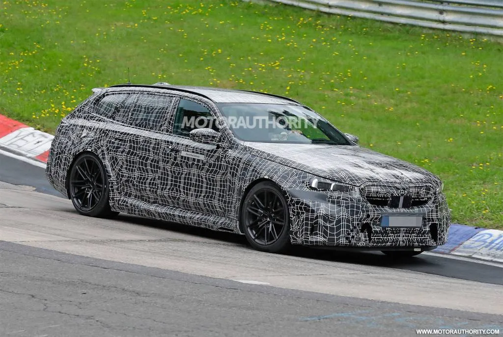 2025 BMW M5 Touring spionagefoto's - Fotocredit: Baldauf