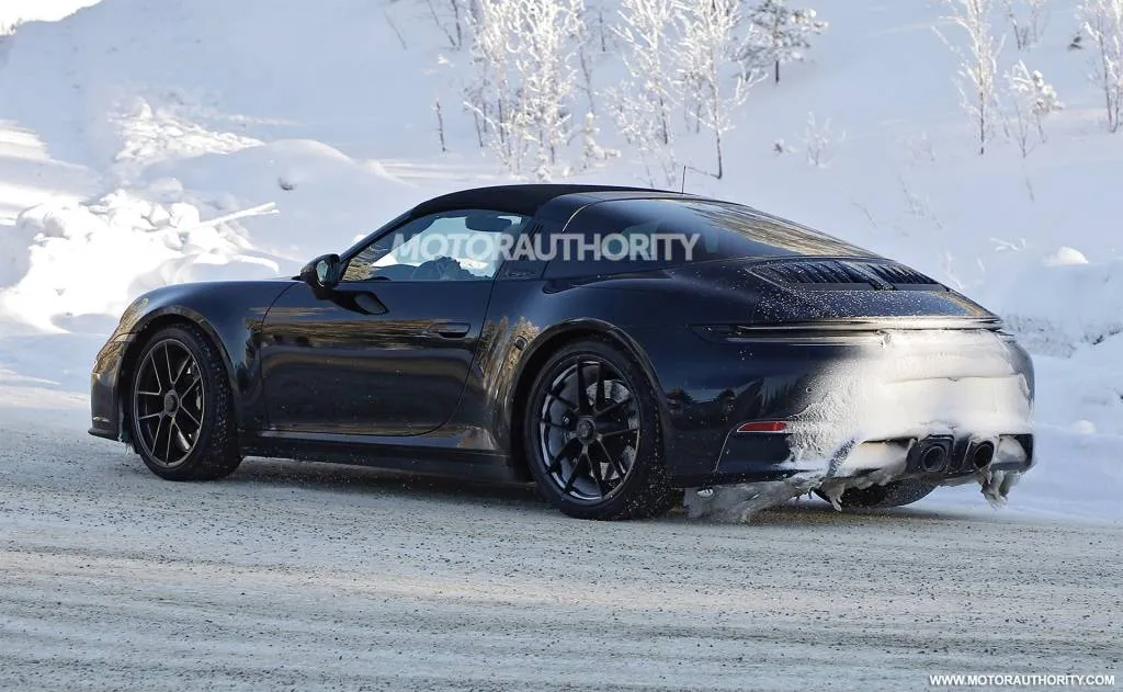 2025 Porsche 911 Targa facelift spy shots - Photo credit: Baldauf