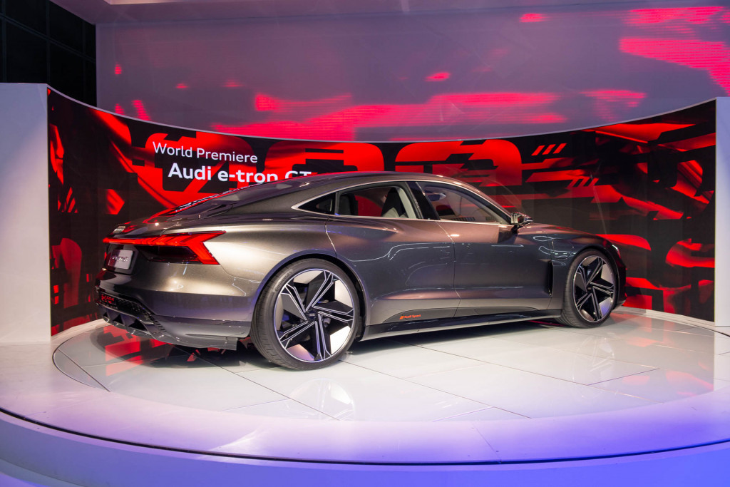 gen Ontkennen onder Audi e-tron GT concept: Audi's take on the Porsche Taycan promises  production excitement