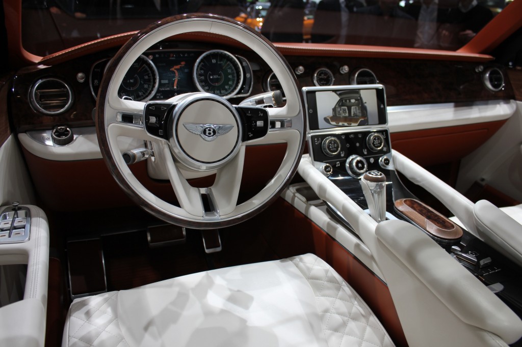 Новый внедорожник Bentley Exp 9f салон