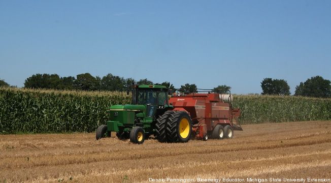 Baler persegi besar memanen jerami gandum untuk produksi etanol selulosa