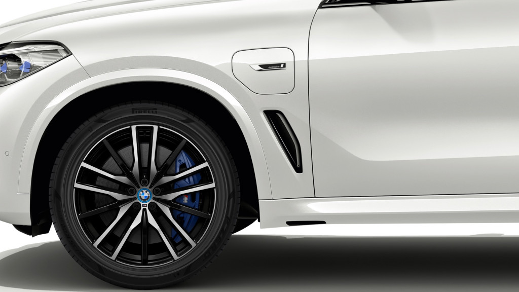 BMW X5 xDrive45e med FSC-certifierade Pirelli P-Zero-däck