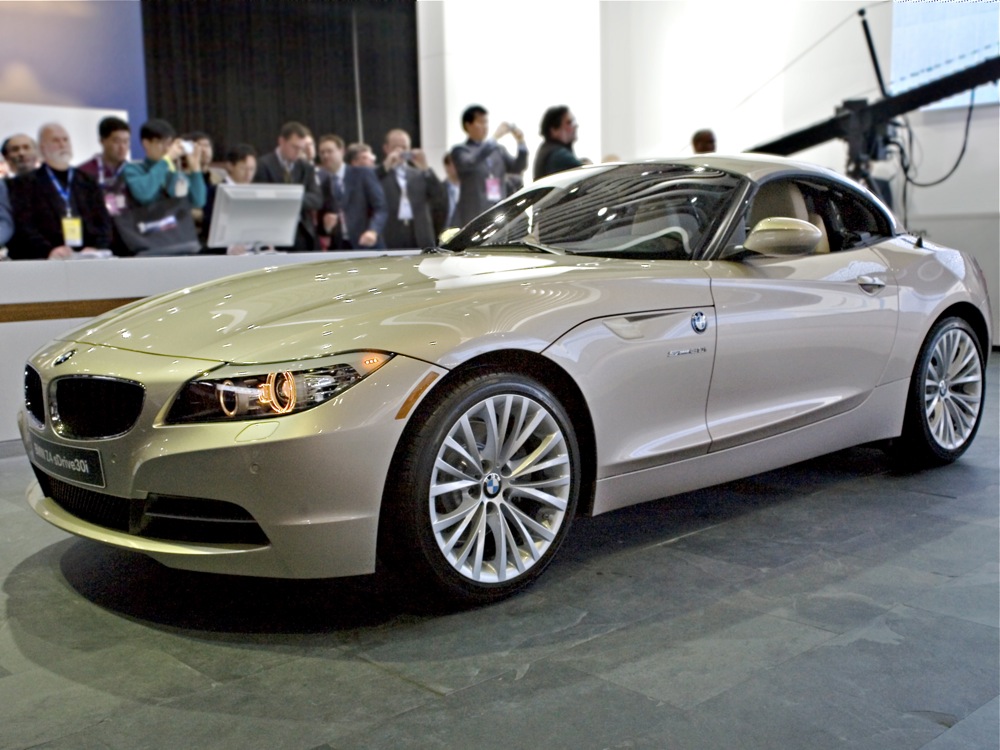 2009 BMW Z4 Gets an Acrobatic Intro lead image