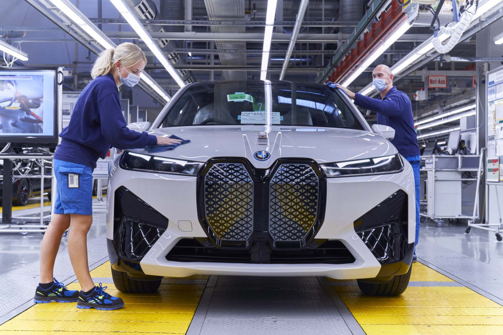 Production BMW iX - Dingolfing