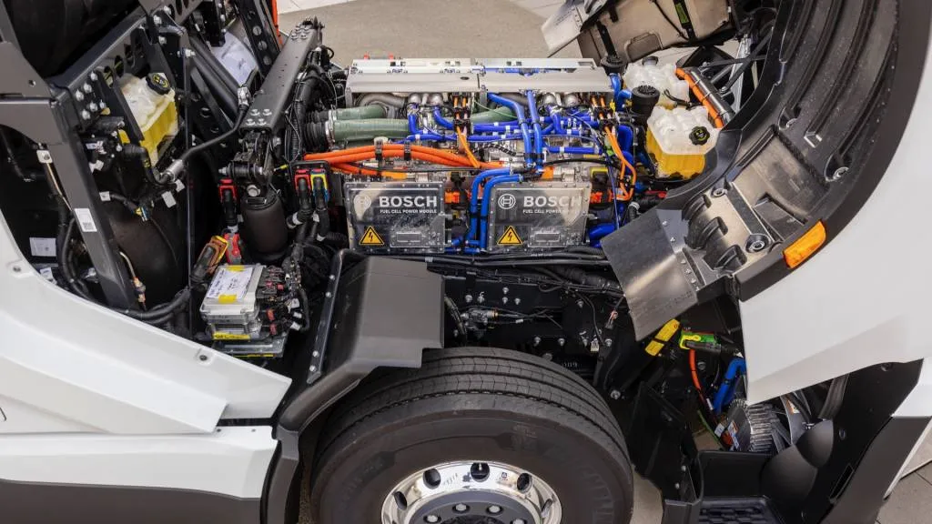 Bosch hydrogen fuel-cell powertrain for semi trucks