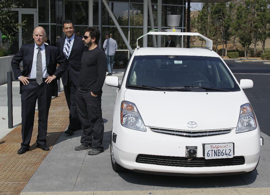 CA Governor Jerry Brown, State Sen. Alex Padilla, and Google's Sergey Brin beside an autonomous car