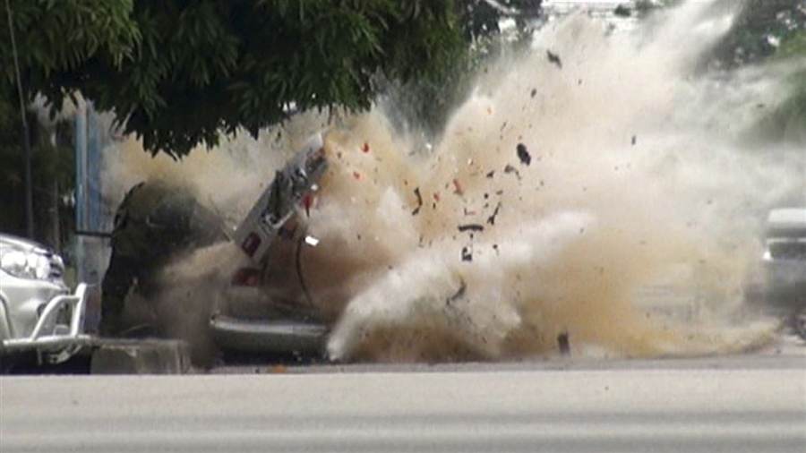 Car Bomb Explodes While Policeman Works To Defuse: Video lead image