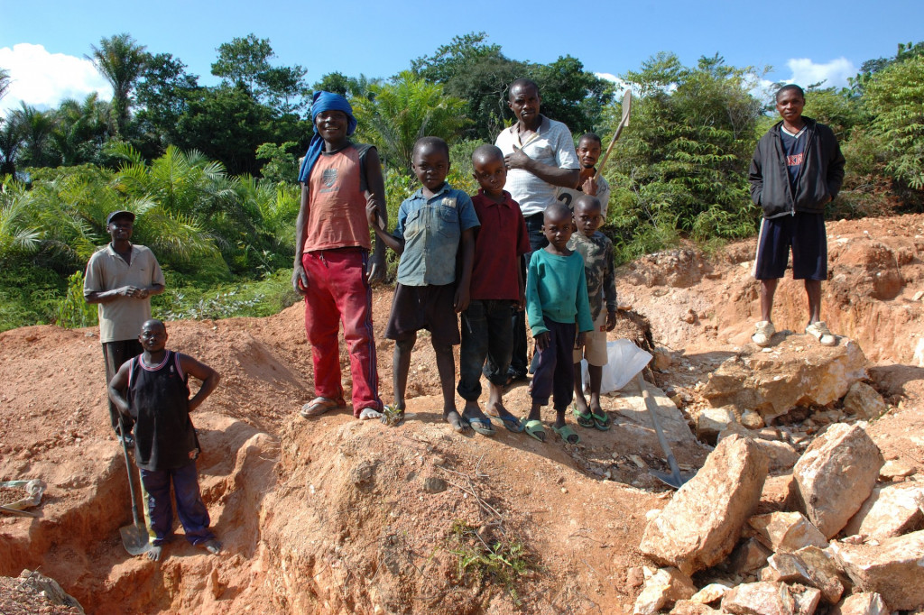 Enfants travailleurs dans la mine de wolframite et de kaserite, Kailo, République démocratique du Congo, par Julien Harneis, 2007 [CC BY-SA 2.0]